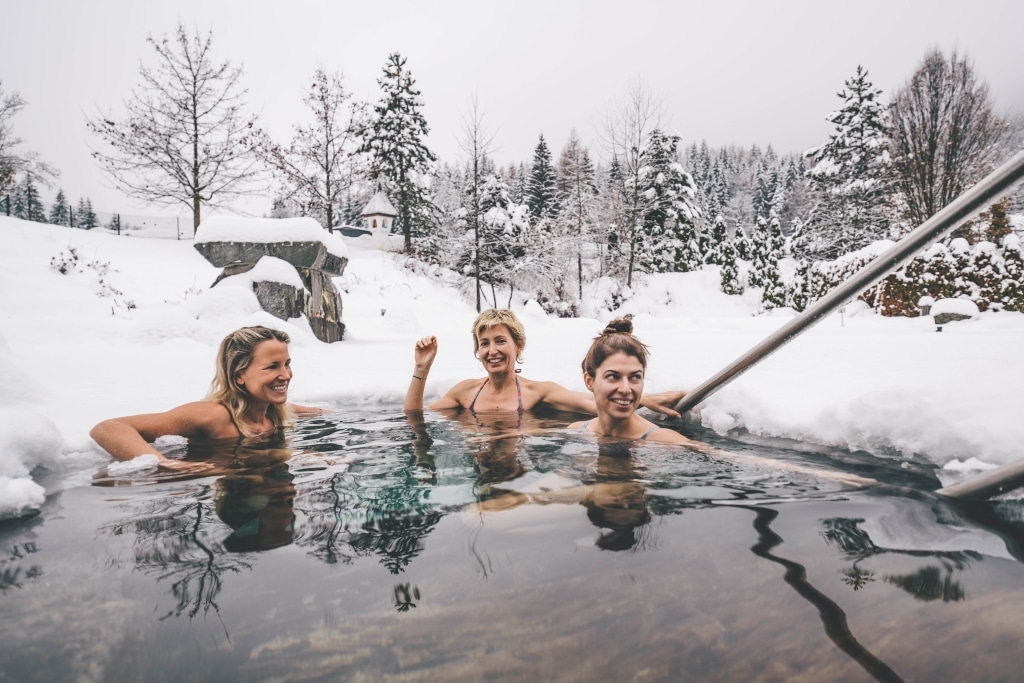 Drei Personen beim Eisbaden im Naturbadeteich im BLEIB BERG