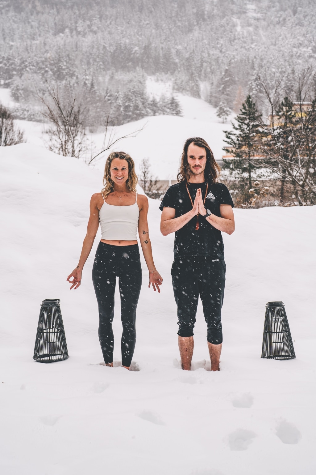 Yoga-Trainerin Nicola Felsberger und Eisbaden-Coach Lucas Hammerer vor dem BLEIB BERG im Schnee